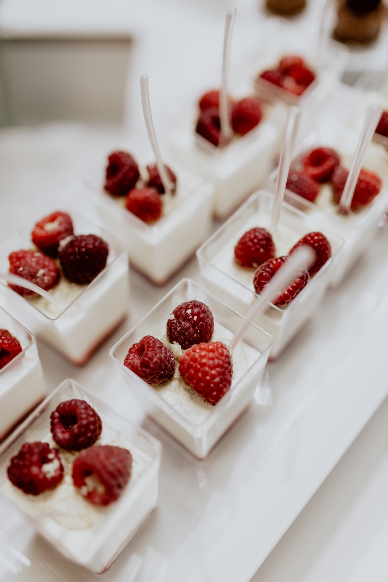 kaboompics_Raspberry dessert with cheesecake.jpg 参考素材,灵感来源,色彩搭配,