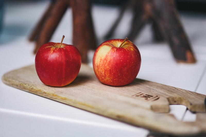kaboompics_Red apples on a wooden board.jpg 参考素材,灵感来源,色彩搭配,
