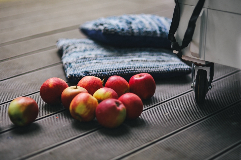 kaboompics_Red apples on a wooden floor.jpg 参考素材,灵感来源,色彩搭配,