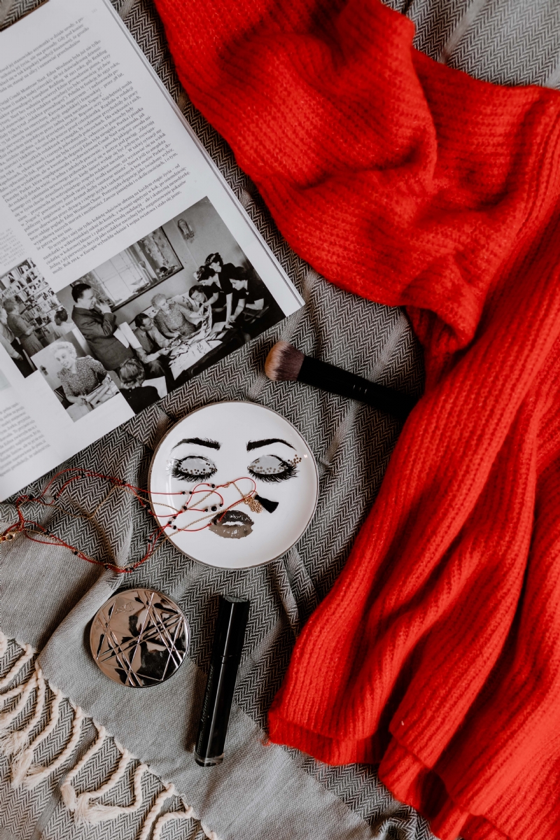 kaboompics_Red sweater, jewelry, magazine, cosmetics.jpg 参考素材,灵感来源,色彩搭配,