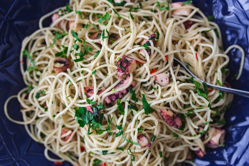 kaboompics_Seafood pasta on a blue plate.jpg 参考素材,灵感来源,色彩搭配,