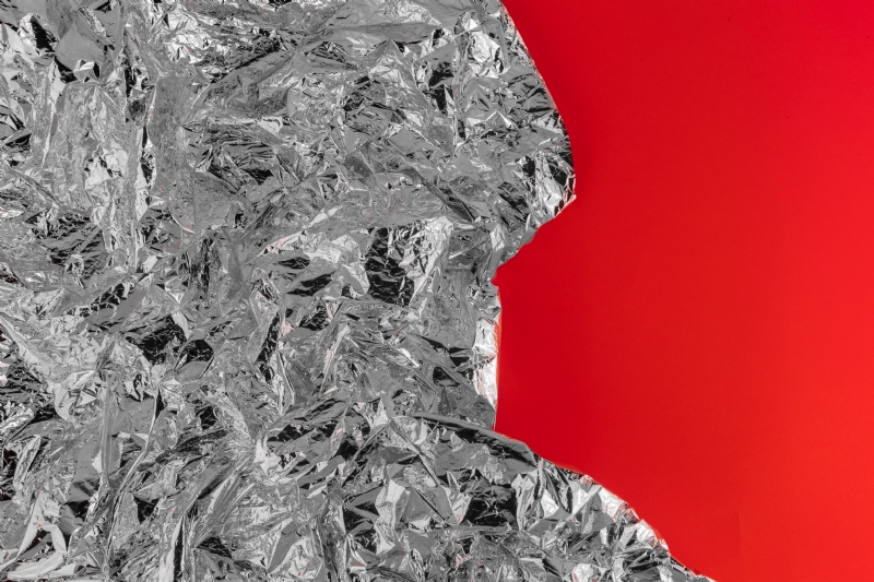 kaboompics_Silver Foil Texture & Red Background.jpg 参考素材,灵感来源,色彩搭配,