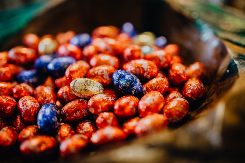 kaboompics_Solid Milk Chocolate Foil Easter Eggs.jpg 参考素材,灵感来源,色彩搭配,