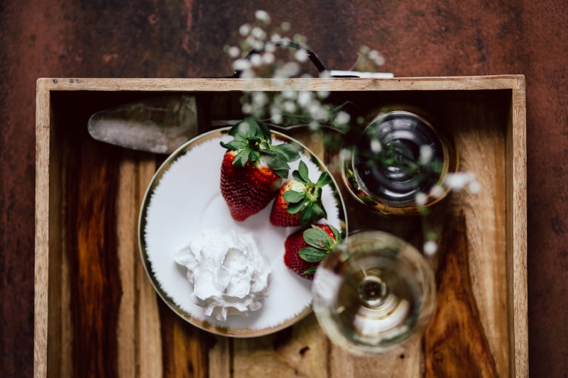 kaboompics_Strawberries with cream and glass of white wine on wooden tray.jpg 参考素材,灵感来源,色彩搭配,