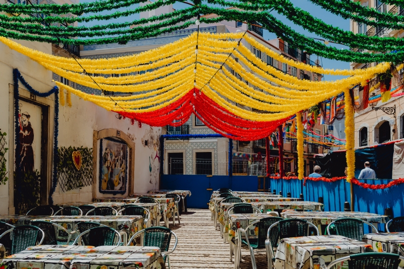 kaboompics_Streets decorated for the Saint Anthony Feast in Lisbon, Portugal.jpg 参考素材,灵感来源,色彩搭配,