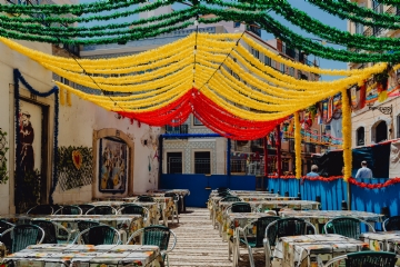 色彩搭配 kaboompics_Streets decorated for the Saint Anthony Feast in Lisbon, Portugal.jpg