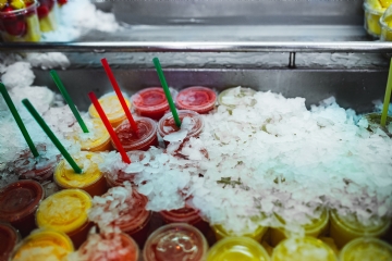 色彩搭配 kaboompics_Tasty fruit smoothies at the Boqueria market in Barcelona.jpg