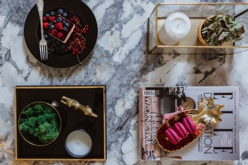 色彩搭配 kaboompics_Top view of coffee table with decorations.jpg