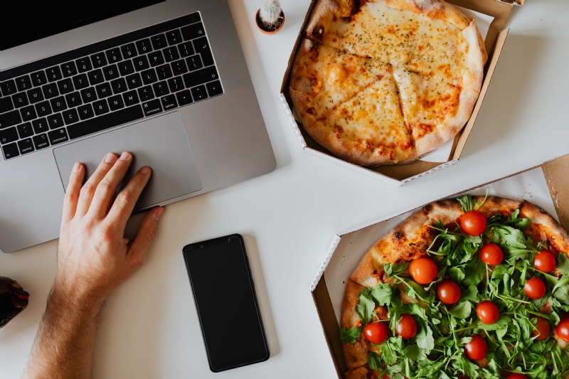 kaboompics_Top view of the desk with pizza, laptop, phone and hands.jpg 参考素材,灵感来源,色彩搭配,