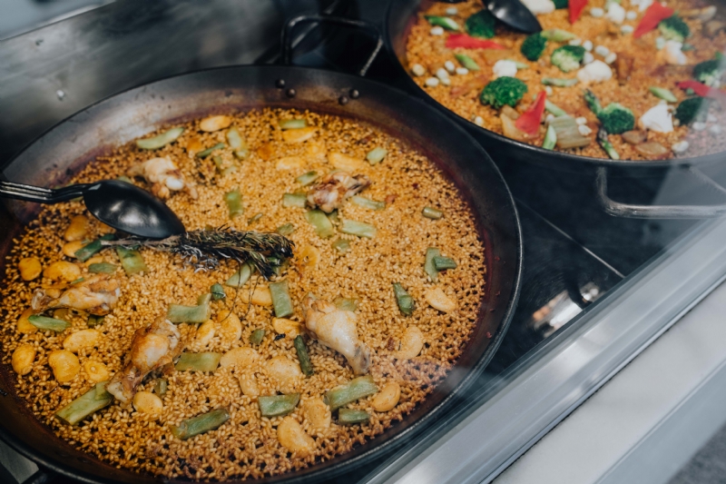 kaboompics_Top view of typical spanish chicken paella in traditional pan.jpg 参考素材,灵感来源,色彩搭配,