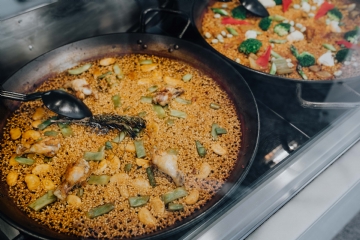 色彩搭配 kaboompics_Top view of typical spanish chicken paella in traditional pan.jpg