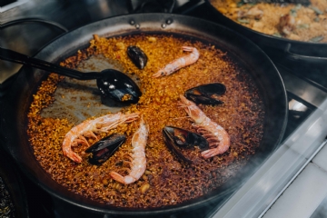 色彩搭配 kaboompics_Top view of typical spanish seafood paella in traditional pan.jpg