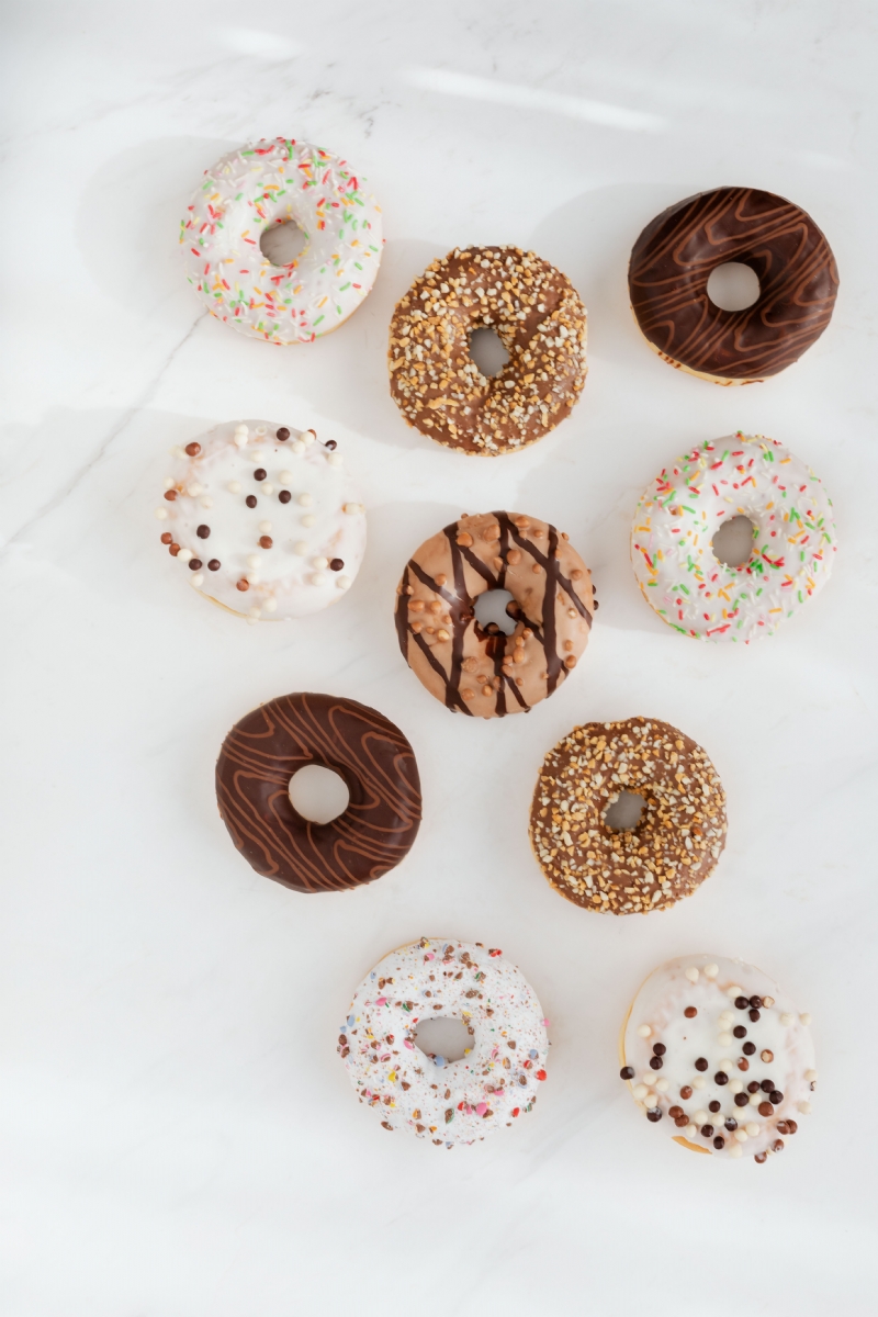 kaboompics_Various donuts on white marble.jpg 参考素材,灵感来源,色彩搭配,