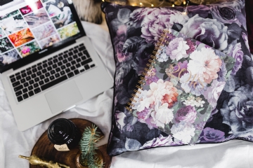 参考素材 kaboompics_Violet 2018 Day Planner & Macbook laptop.jpg