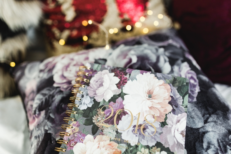 kaboompics_Violet 2018 Day Planner.jpg 参考素材,灵感来源,色彩搭配,