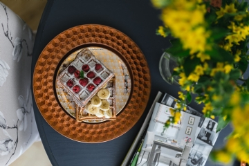 参考素材 kaboompics_Waffles with raspberries and banana.jpg