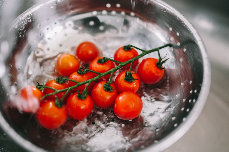 kaboompics_Washing vegetables in colander.jpg 参考素材,灵感来源,色彩搭配,