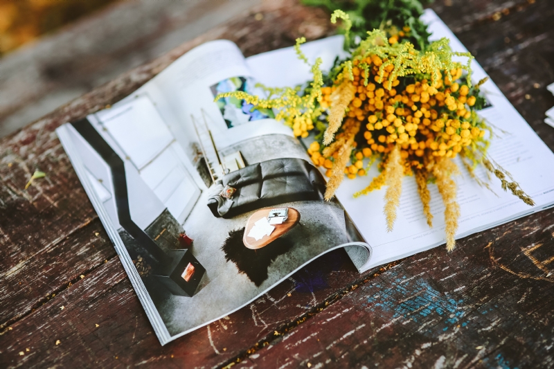 kaboompics_Yellow flowers on a magazine.jpg 参考素材,灵感来源,色彩搭配,