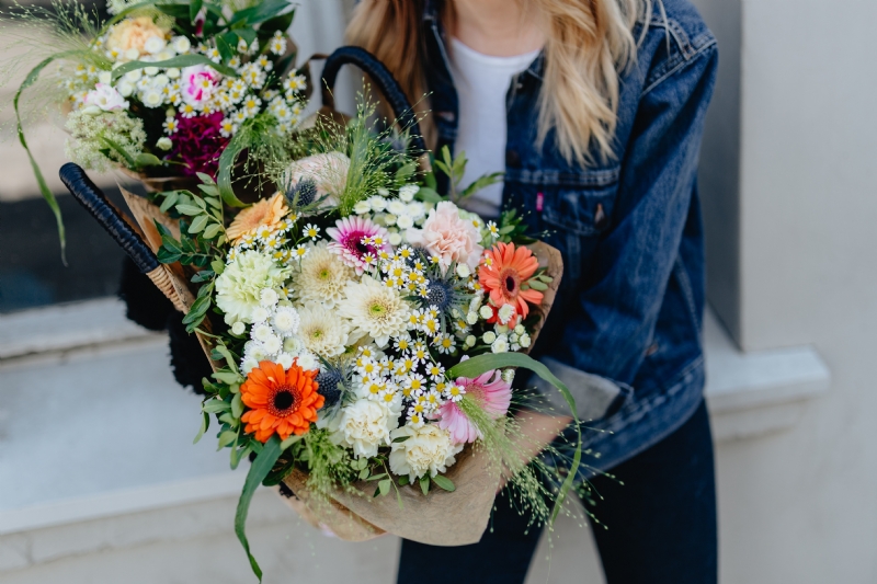 kaboompics_Young woman with basket full of flowers.jpg 参考素材,灵感来源,色彩搭配,