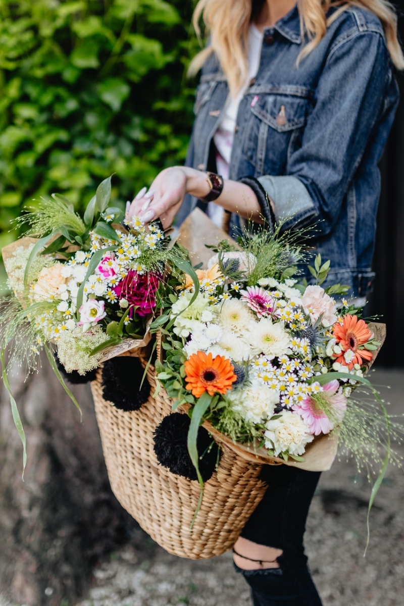 kaboompics_Young woman with basket full of flowers-2.jpg 参考素材,灵感来源,色彩搭配,