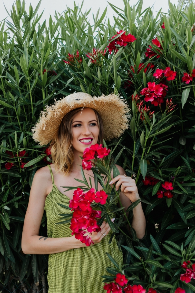 kaboompics_A smiling woman in a summer hat with pink flowers-2.jpg 方案配图,色彩意境,绿色,