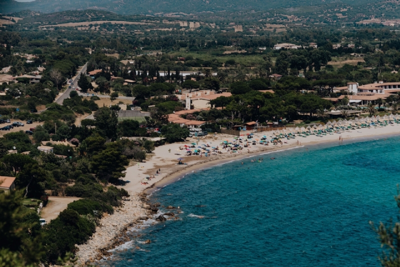 kaboompics_Beautiful sea coastline, Sardinia, Italy-2.jpg 方案配图,色彩意境,绿色,
