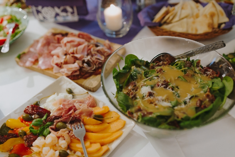 kaboompics_Catering banquet table with different food snacks and appetizers.jpg 方案配图,色彩意境,绿色,