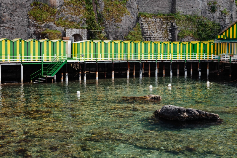 kaboompics_Changing rooms at the beach in Sorrento, Tyrrhenian sea, Amalfi coast, Italy.jpg 方案配图,色彩意境,绿色,