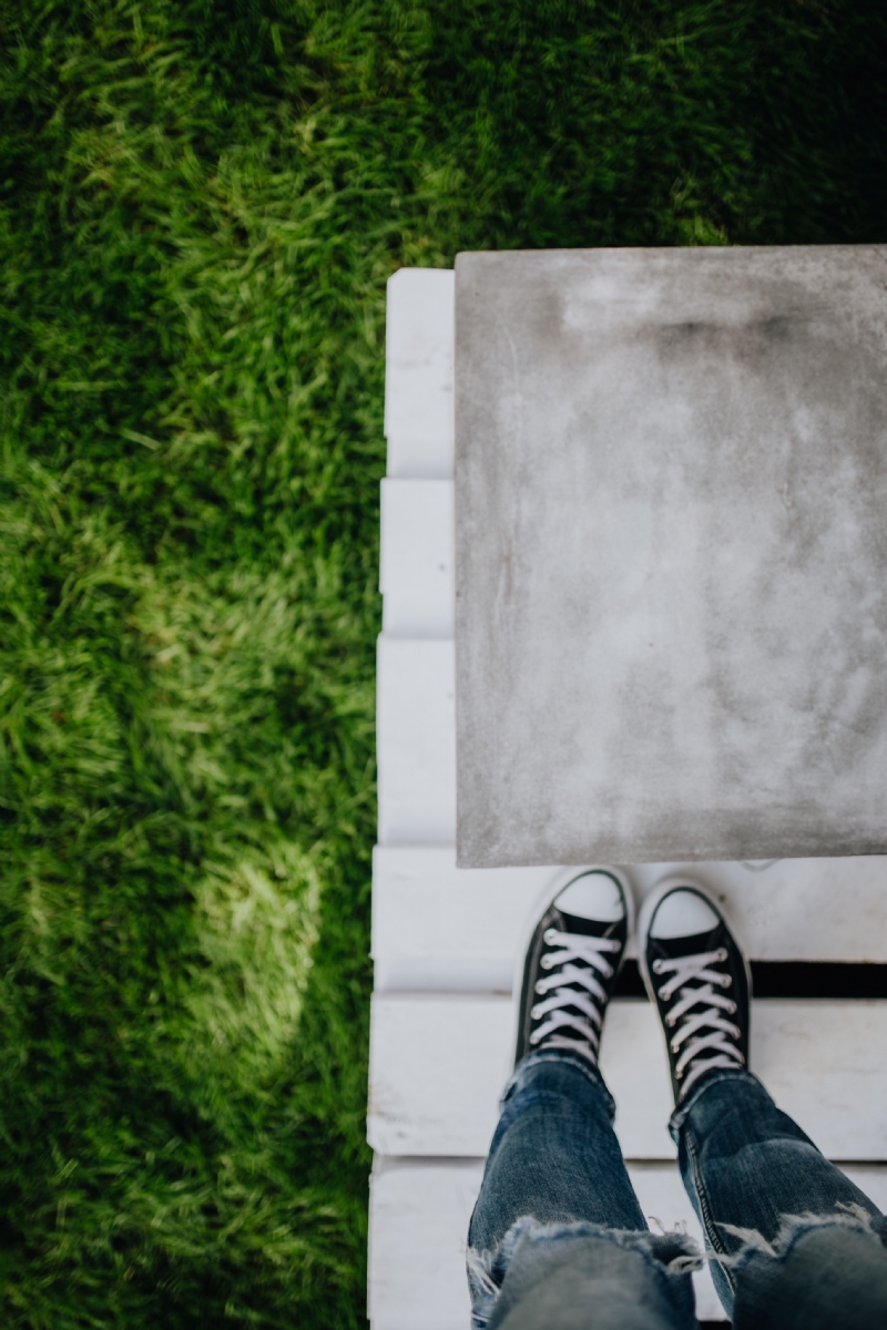 kaboompics_Concrete side table and green grass in garden, woman, jeans, sneakers.jpg 方案配图,色彩意境,绿色,