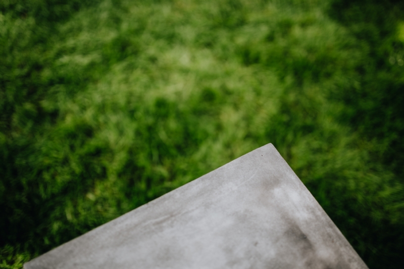 kaboompics_Concrete side table and green grass in garden.jpg 方案配图,色彩意境,绿色,