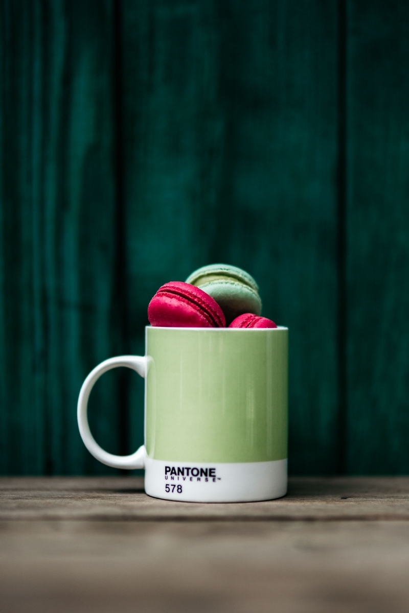 kaboompics_Green and Pink Macaroons in Pantone mug.jpg 方案配图,色彩意境,绿色,