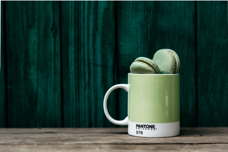 kaboompics_Green Macaroons in Pantone mug.jpg 方案配图,色彩意境,绿色,