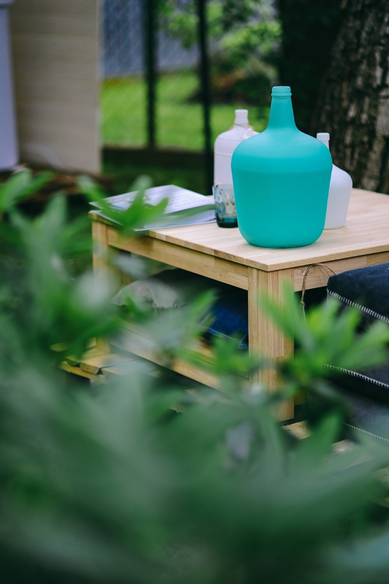 kaboompics_Jars on a wooden garden table.jpg 方案配图,色彩意境,绿色,
