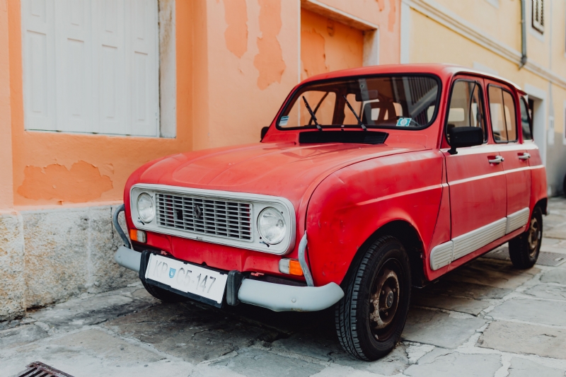 kaboompics_An old red Renault 4 car parked on the street in Izola, Slovenia.jpg 方案配图,色彩意境,红色,