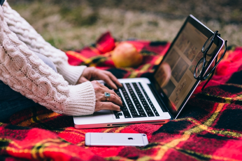 kaboompics_Apple Macbook on a red blanket.jpg 方案配图,色彩意境,红色,