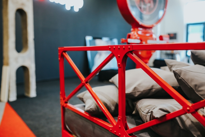 kaboompics_Bed on a red weight-2.jpg 方案配图,色彩意境,红色,