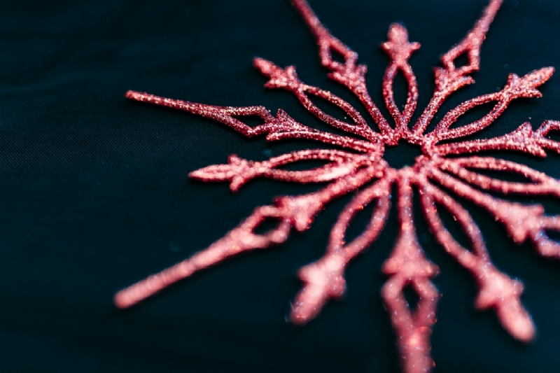 kaboompics_Close-up of the Christmas brocade decoration-2.jpg 方案配图,色彩意境,红色,