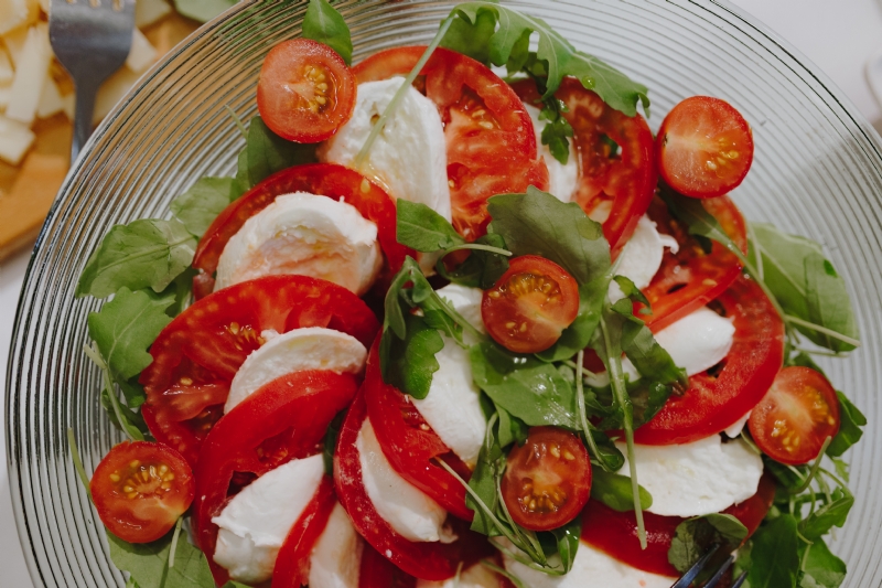 kaboompics_Italian caprese salad with mozzarella and tomatoes.jpg 方案配图,色彩意境,红色,