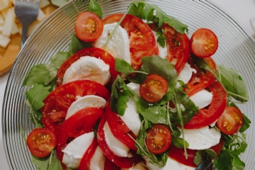 红色 kaboompics_Italian caprese salad with mozzarella and tomatoes.jpg