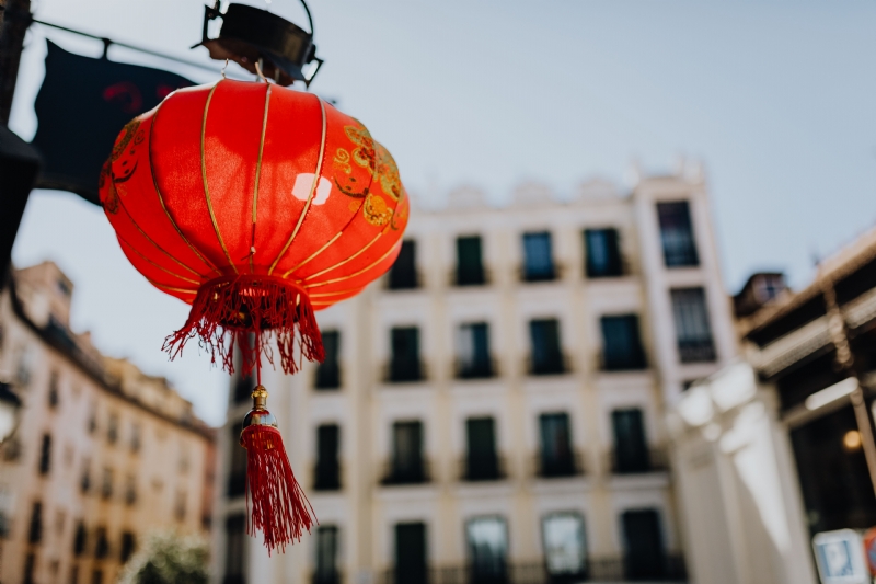 kaboompics_Red chinese lamp in Madrid, Spain.jpg 方案配图,色彩意境,红色,