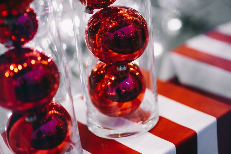 kaboompics_Red Christmas baubles packed in plastic tubes.jpg 方案配图,色彩意境,红色,