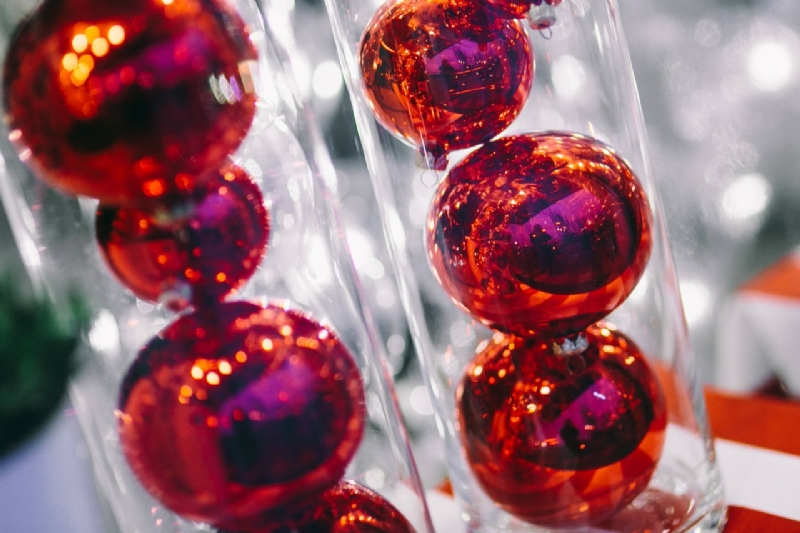 kaboompics_Red Christmas baubles packed in plastic tubes-2.jpg 方案配图,色彩意境,红色,