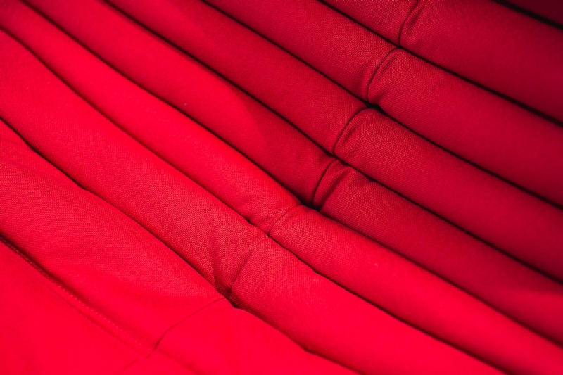 kaboompics_Red fabrics stacked together.jpg 方案配图,色彩意境,红色,