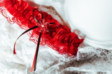 红色 kaboompics_Red garter close-up.jpg