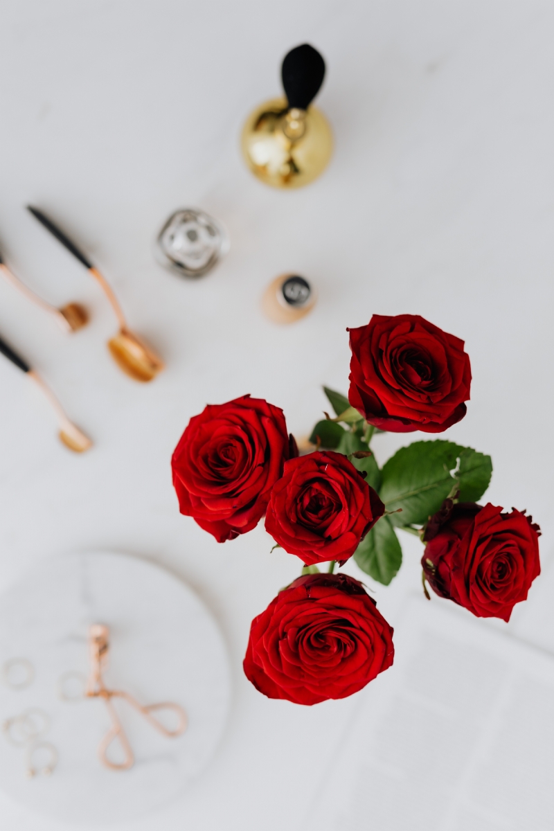 kaboompics_Red roses, gold rings, perfume brushes and make-up accessories on white marble.jpg 方案配图,色彩意境,红色,