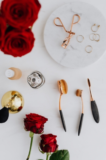 红色 kaboompics_Red roses, gold rings, perfume brushes and make-up accessories on white marble-2.jpg