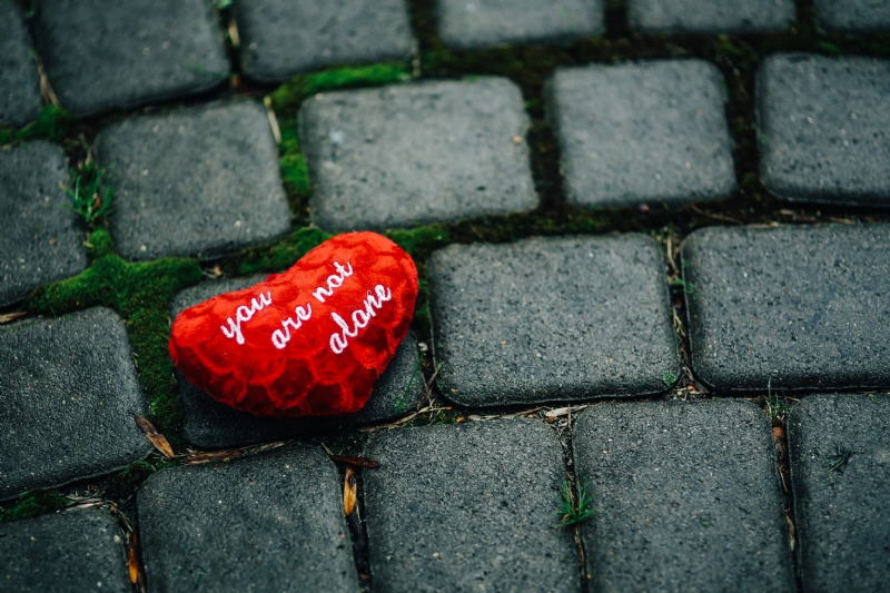 kaboompics_Small red heart on a cobblestone path.jpg 方案配图,色彩意境,红色,