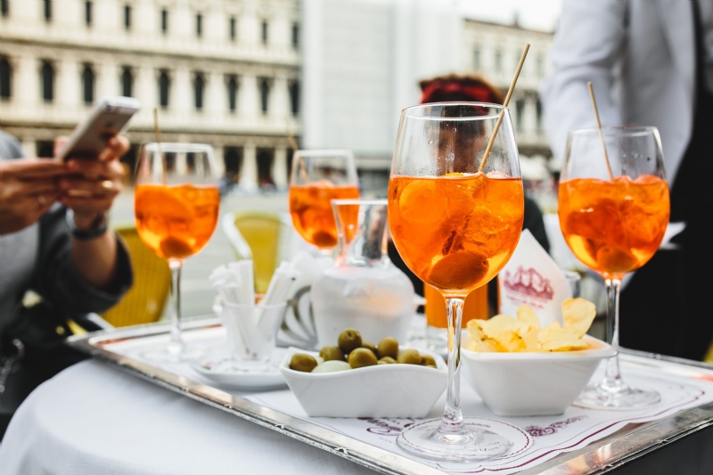 kaboompics_Aperol Spritz is a cocktail consisting of prosecco, aperitif and soda water.jpg 方案配图,色彩意境,橙色,