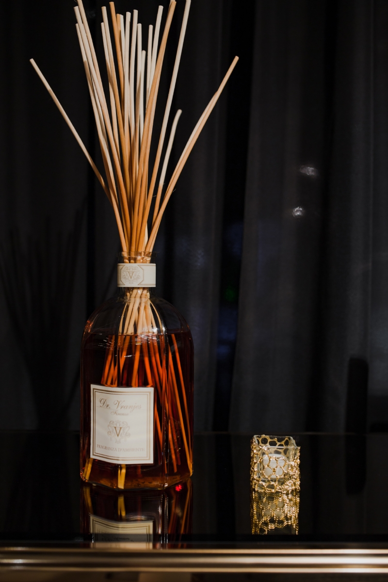 kaboompics_Aroma reed diffuser in contemporary style.jpg 方案配图,色彩意境,橙色,