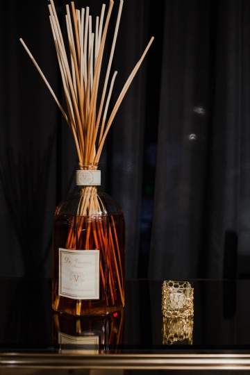 橙色 kaboompics_Aroma reed diffuser in contemporary style.jpg